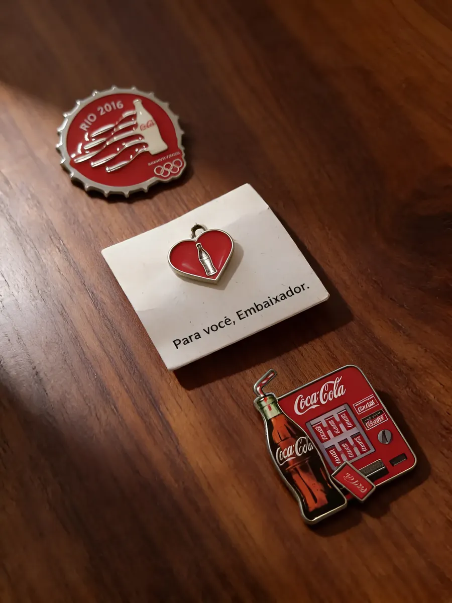 Kit Pin Broche Coca-Cola 3 itens colecionável mochila jaqueta