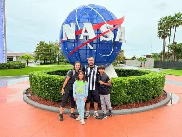 Família visitando a NASA em Cabo Canaveral
