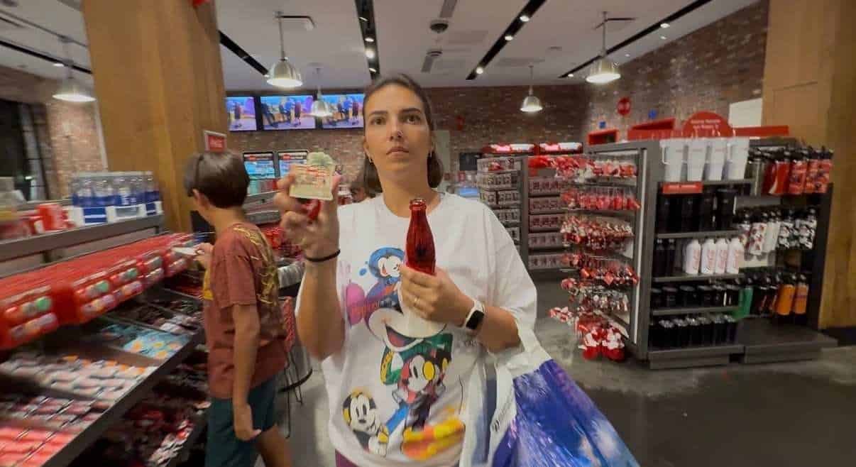 Nossa família na loja oficial da Coca-Cola em Disney Springs, Orlando