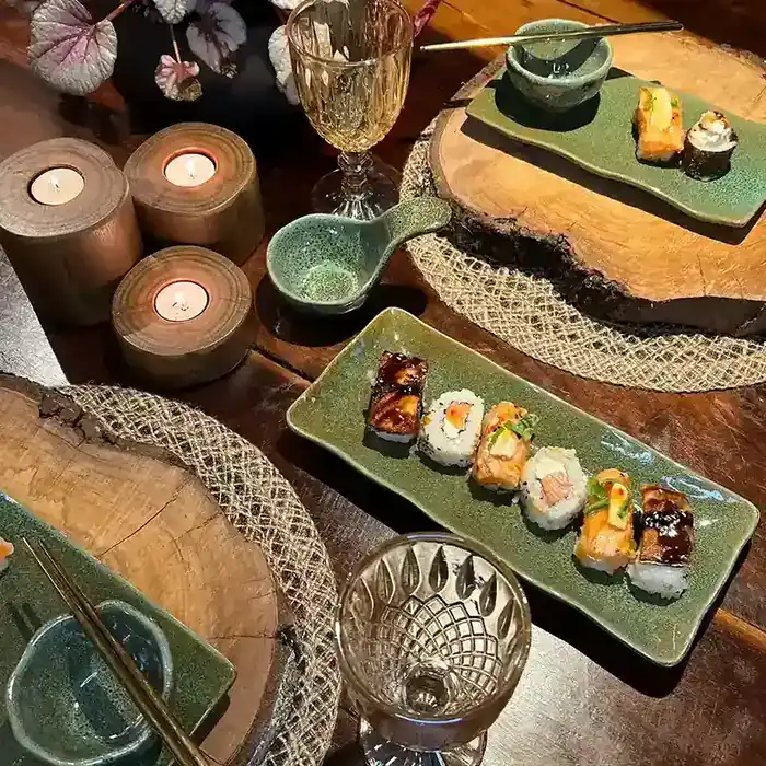 Conjunto de pratos, molheiras e cumbucas de cerâmica para servir sushi em casa