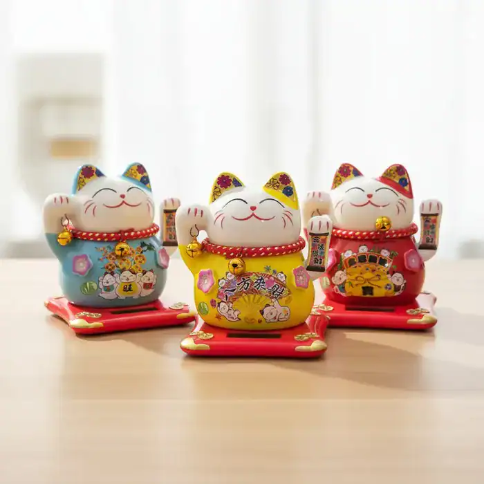 Gato Sorte Porcelana Manekineko 11cm Luxo Balança Mão Solar