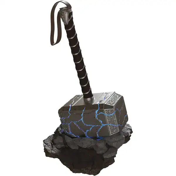 Réplica do Mjolnir da Beast Kingdom fincada em pedra sobre base de diorama