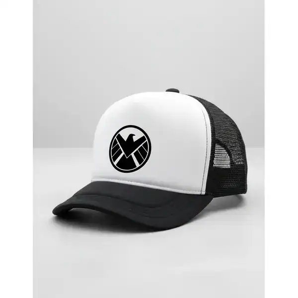 Boné trucker branco e preto com o emblema da S.H.I.E.L.D. da Marvel bordado