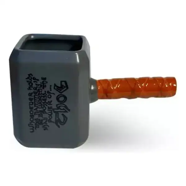 Caneca de cerâmica moldada no formato do martelo do Thor com cabo marrom