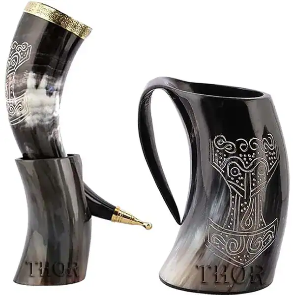 Caneca em formato de chifre viking ao lado de caneca tankard de madeira escura