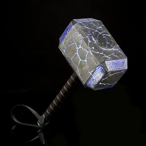 Réplica eletrônica do Mjolnir da linha Hasbro Marvel Legends com cabo trançado e efeitos de som