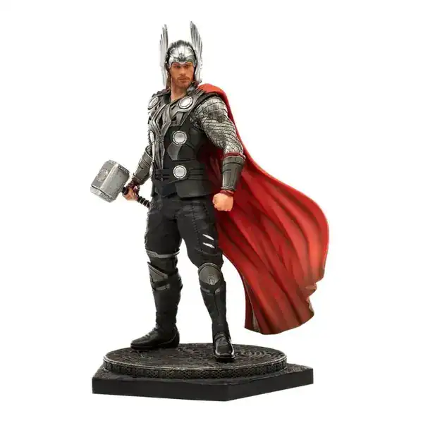Estátua Iron Studios Thor edição CCXP 2020 com capa vermelha e martelo erguido