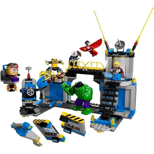 LEGO Super Heroes 76018 — Hulk Lab Smash