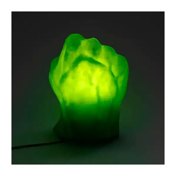 Luminária Decorfun em formato de mão soco do Incrível Hulk dos Vingadores da Marvel acesa em verde