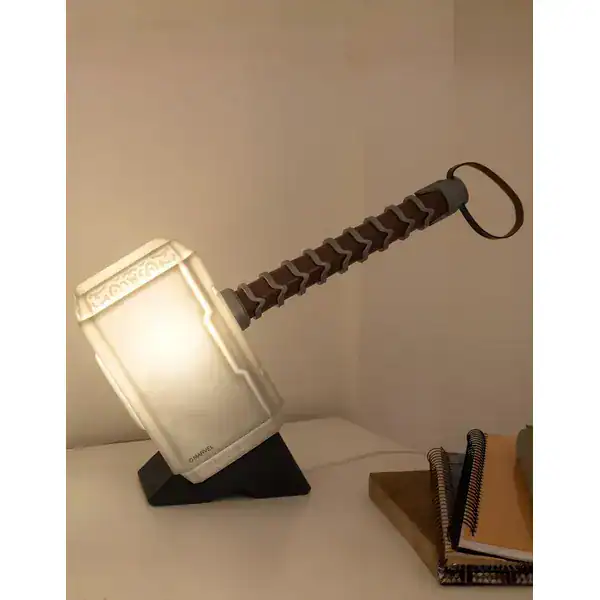 Luminária em formato do martelo do Thor com base iluminada