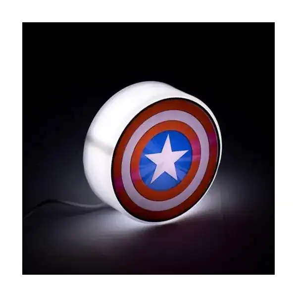 Mini luminária LED redonda com o escudo do Capitão América sobre a mesa