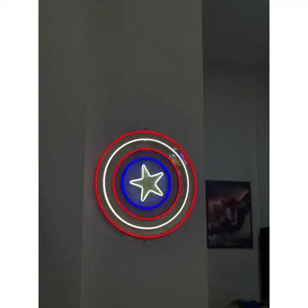 Placa em neon LED com o formato do escudo do Capitão América acesa