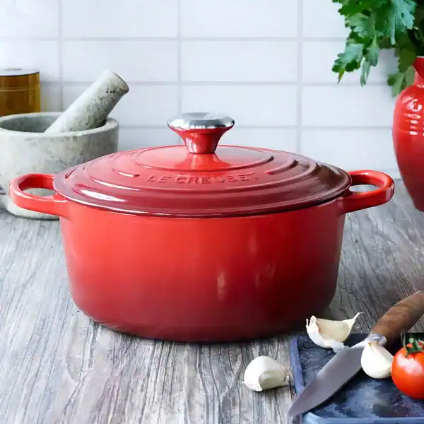 Le Creuset Signature — panela redonda 26 cm, 5,3 L (vermelha) — presente para quem gosta de cozinhar