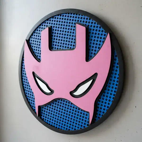 Placa decorativa 3D redonda com a máscara roxa do Gavião Arqueiro em relevo