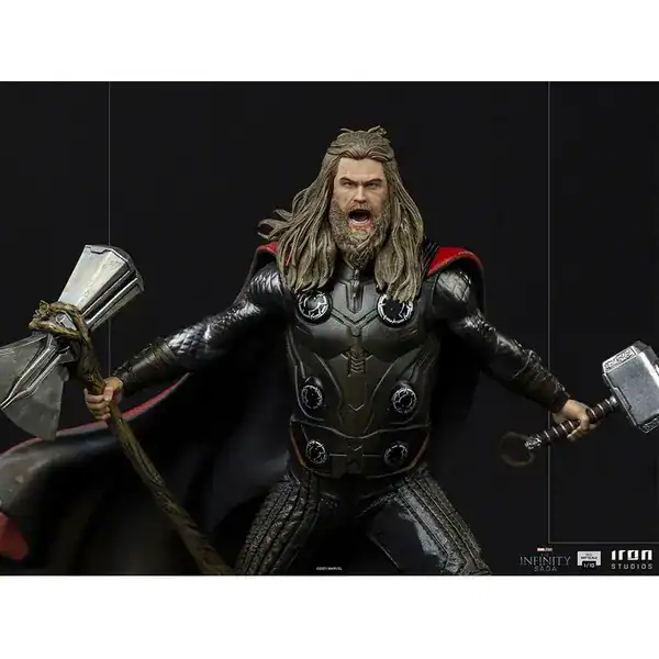 Estátua colecionável Iron Studios do Thor em pose de combate com capa esvoaçante